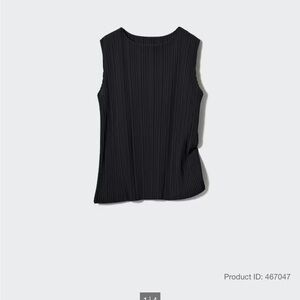 Uniqlo sleeveless pleated shirt
